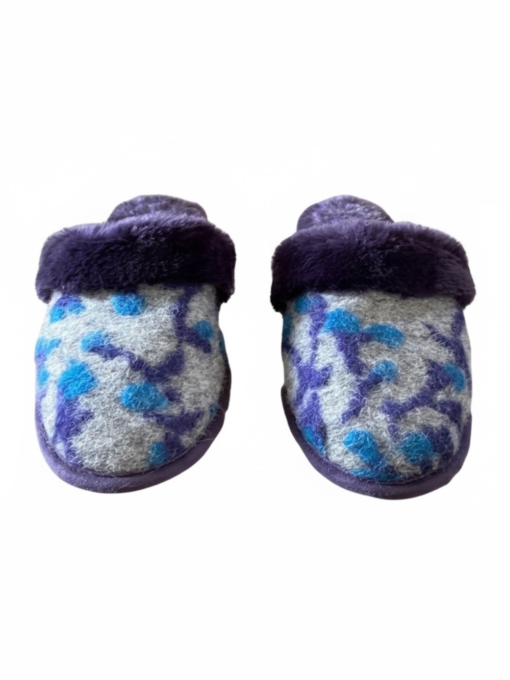 𝅺acorn slippers, size 6